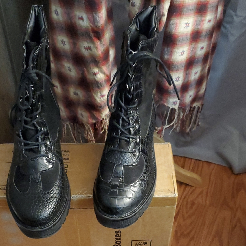 Black Crocodile Pattern Lace-Up Boots